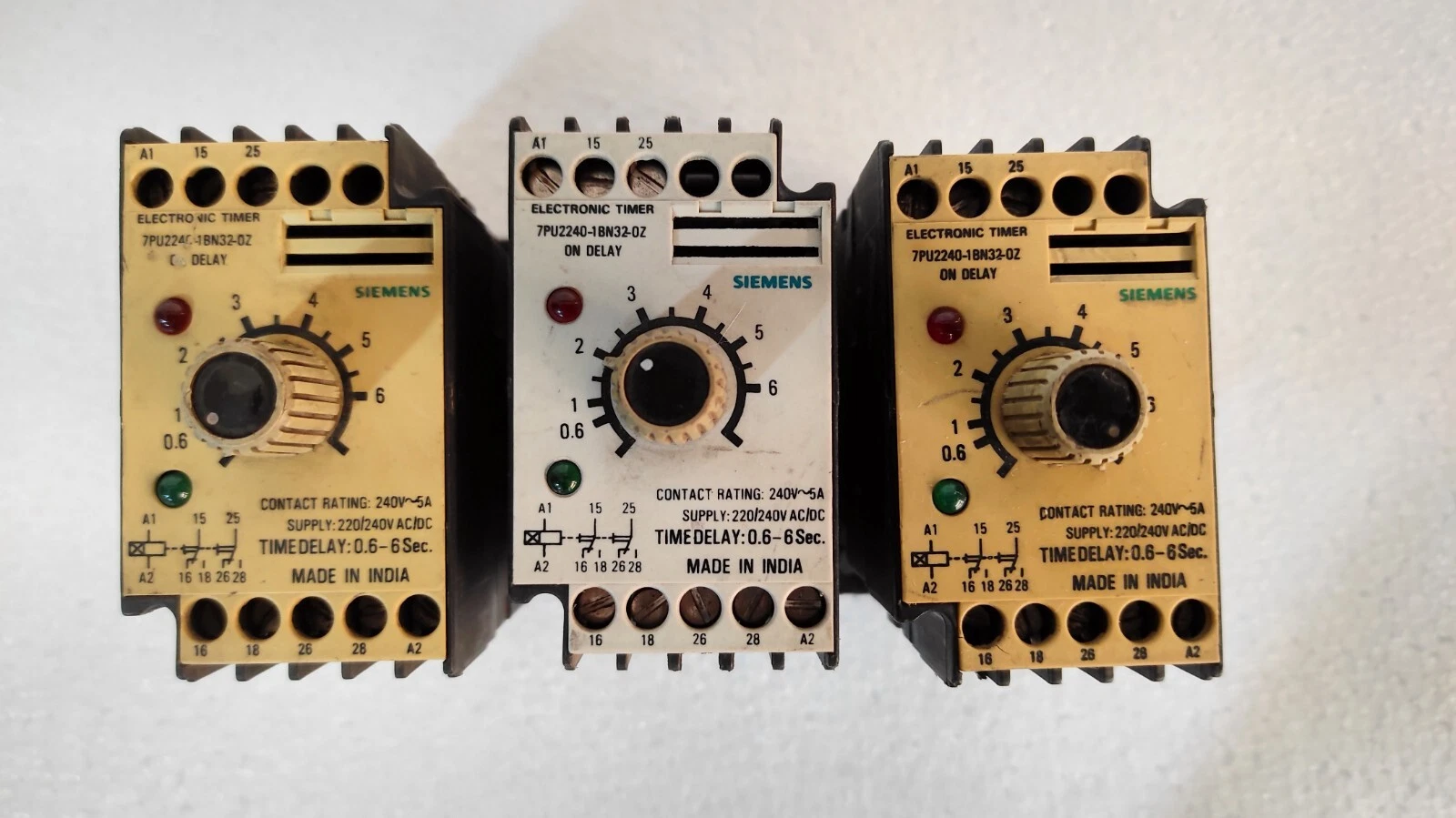 Siemens 7PU2240-1BN32-OZ Electric Timer Lot of 03 Pcs